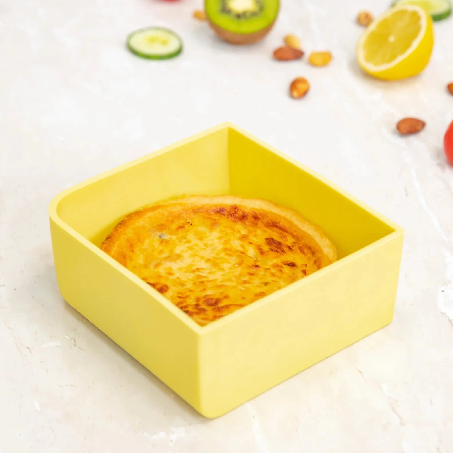 MontiiCo FEAST čtvercový silikonový tác Žlutá