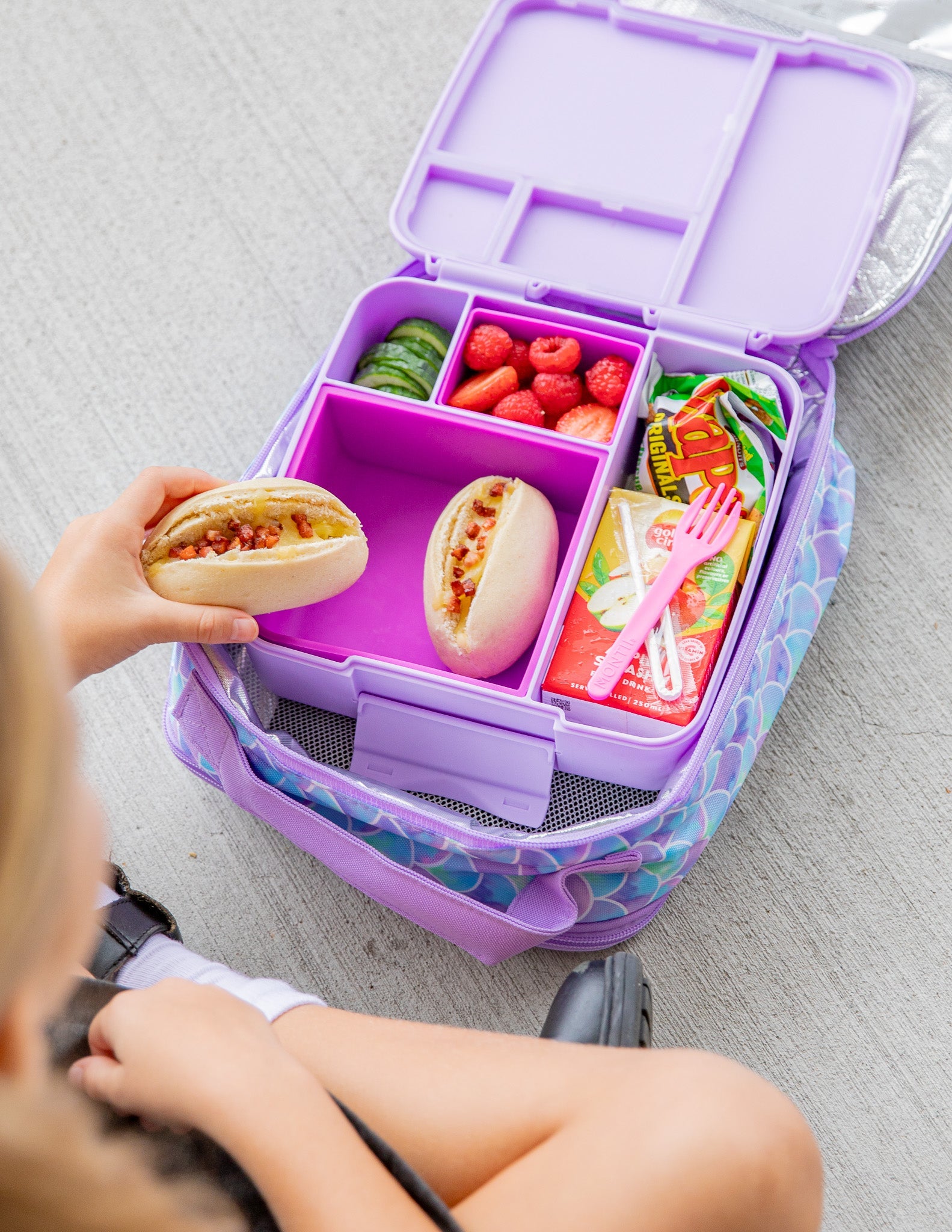 MontiiCo FEAST čtvercový silikonový tác Fuchsia