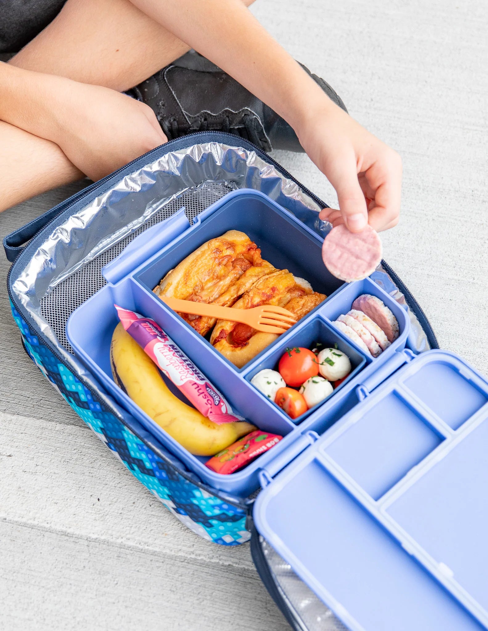 MontiiCo FEAST čtvercový silikonový tác Navy