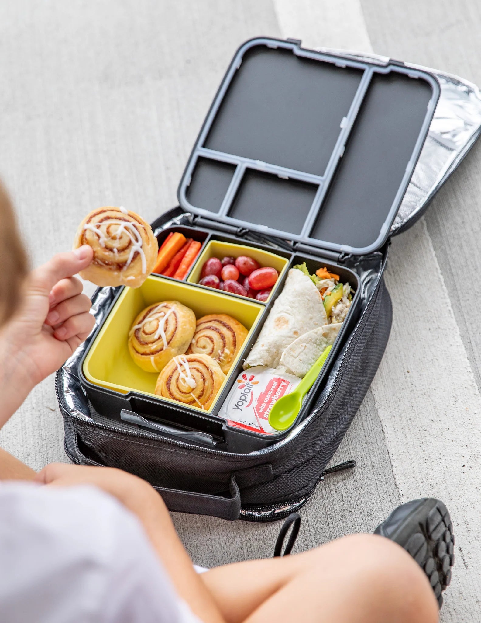 MontiiCo FEAST čtvercový silikonový tác Žlutá