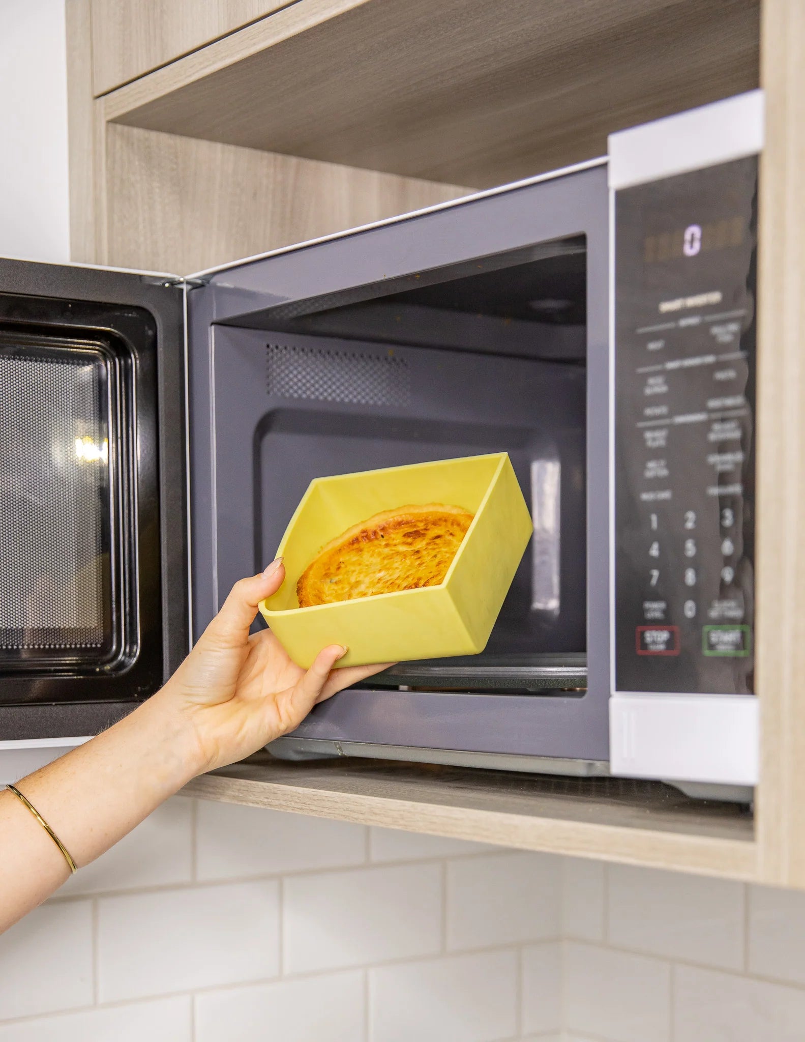 MontiiCo FEAST čtvercový silikonový tác Žlutá