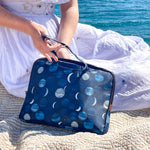 Načíst obrázek do prohlížeče Galerie, Yumbox POCHE termo izolační taštička na lunchbox s ušima - Lunar
