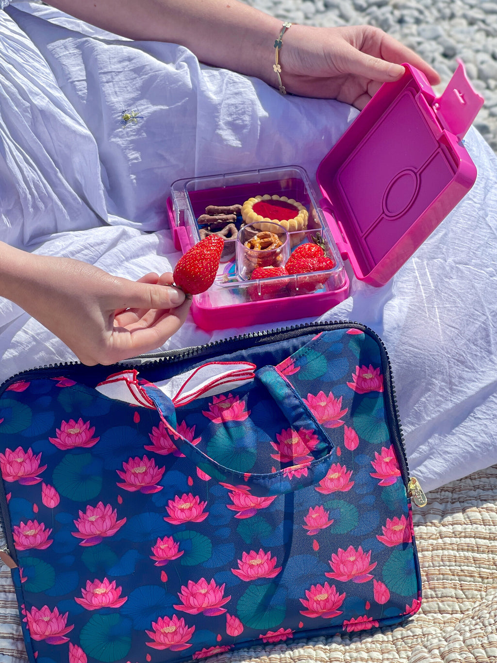 Yumbox POCHE termo izolační taštička na lunchbox s ušima - Lotus
