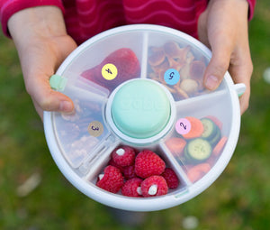 Göbe Snack Spinner - boxík s tlačítkem pro nejmenší s 5 přihrádkami tyrkys