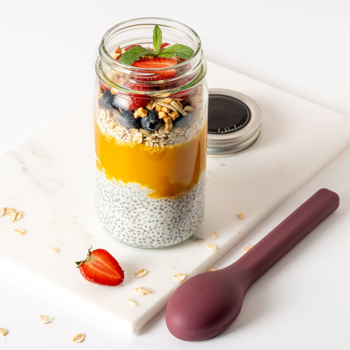 LEKKABOX Meal Prep – skleněná dóza s víčkem a silikonovým chráničem, 500 ml švestka