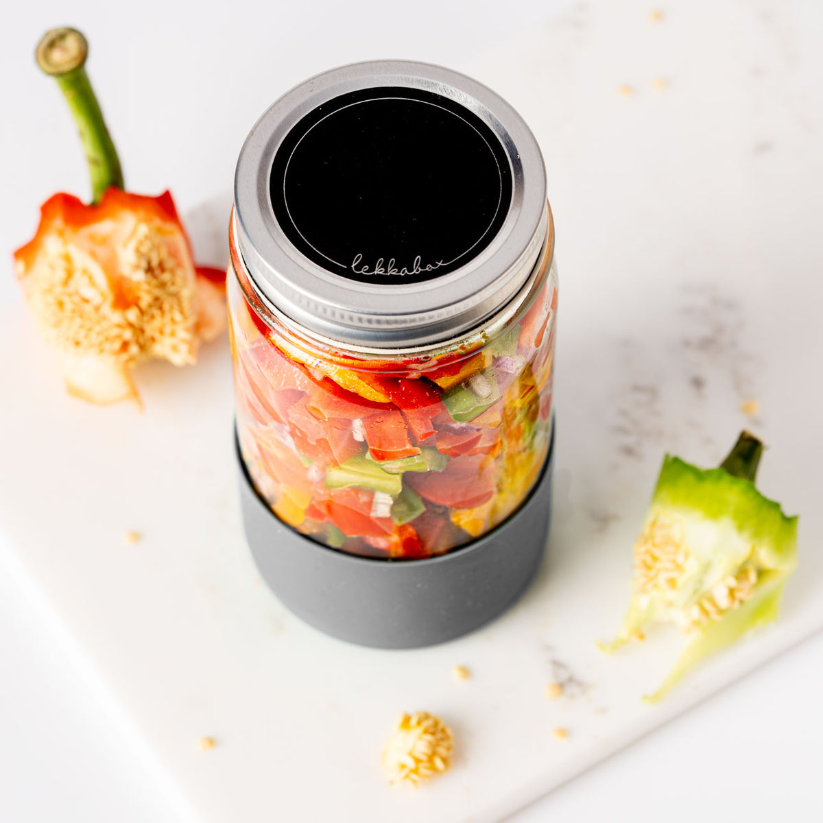 LEKKABOX Meal Prep – skleněná dóza s víčkem a silikonovým chráničem, 500 ml sivá