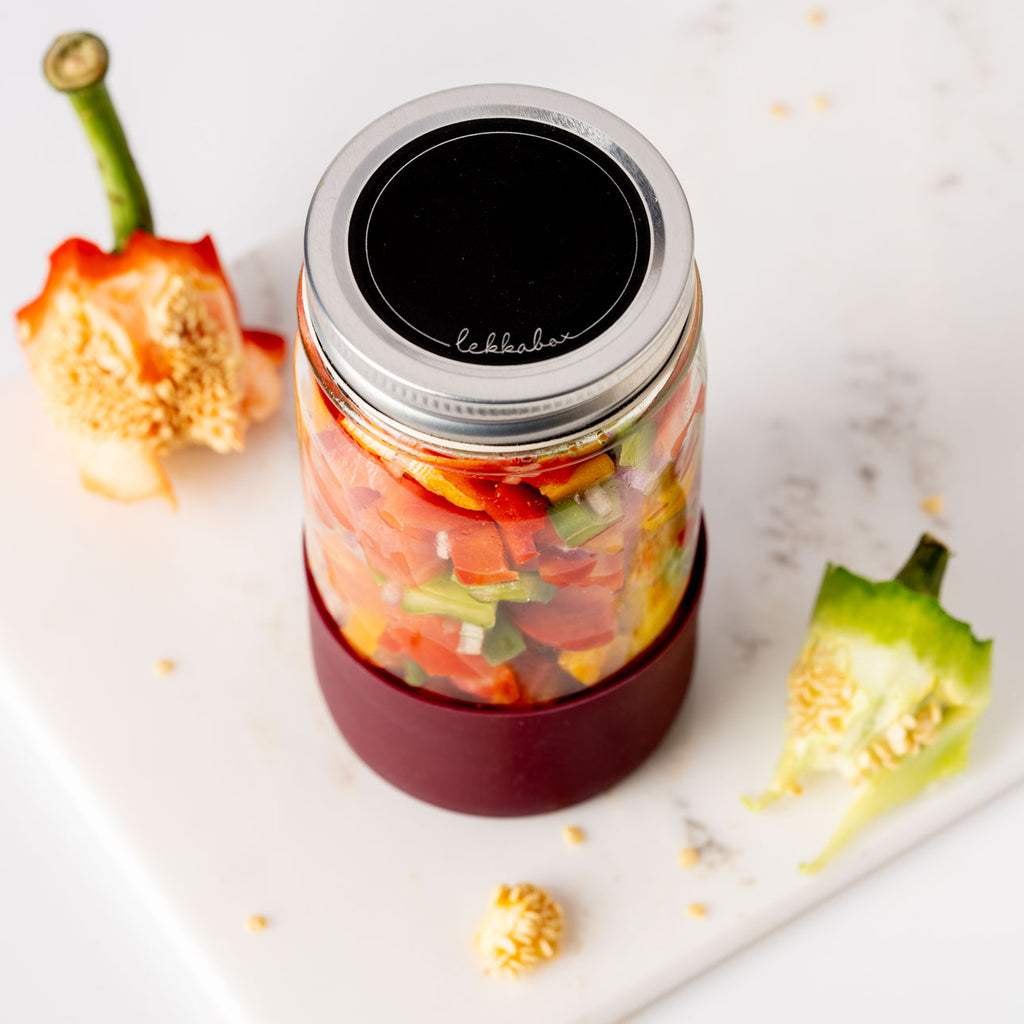 LEKKABOX Meal Prep – skleněná dóza s víčkem a silikonovým chráničem, 500 ml švestka