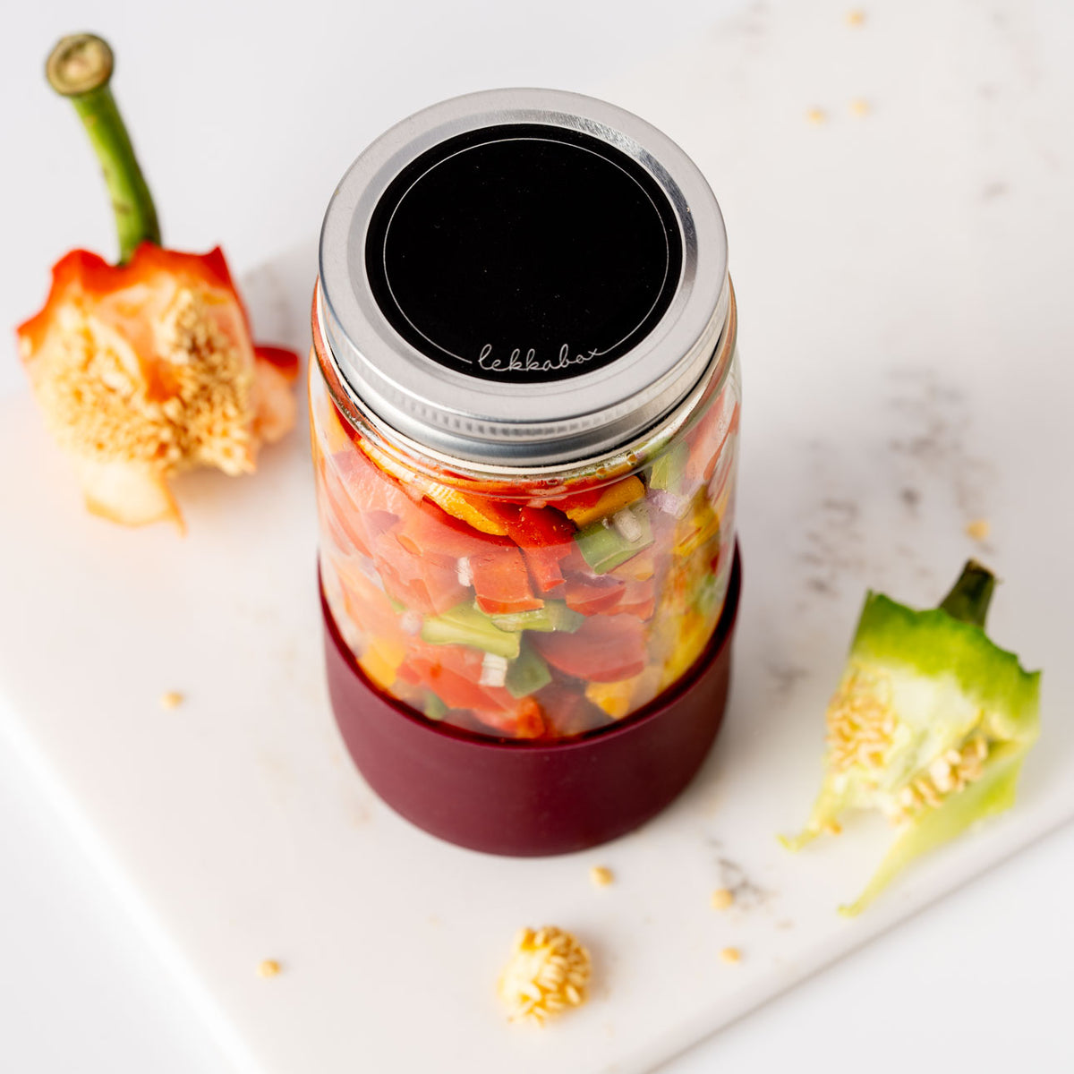 LEKKABOX Meal Prep – skleněná dóza s víčkem a silikonovým chráničem, 500 ml švestka
