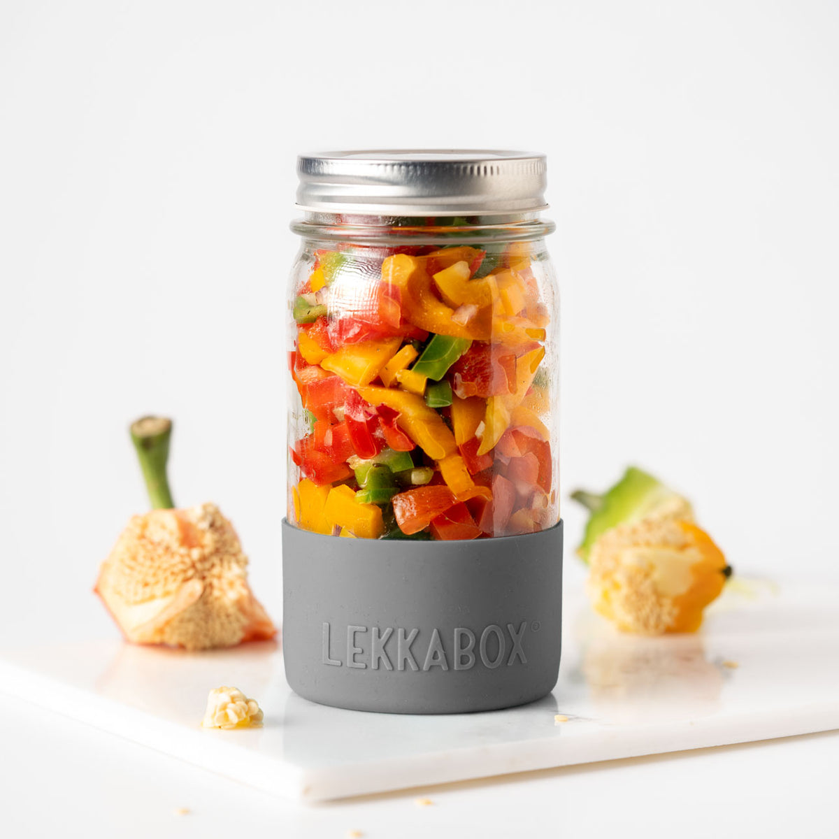 LEKKABOX Meal Prep – skleněná dóza s víčkem a silikonovým chráničem, 500 ml sivá