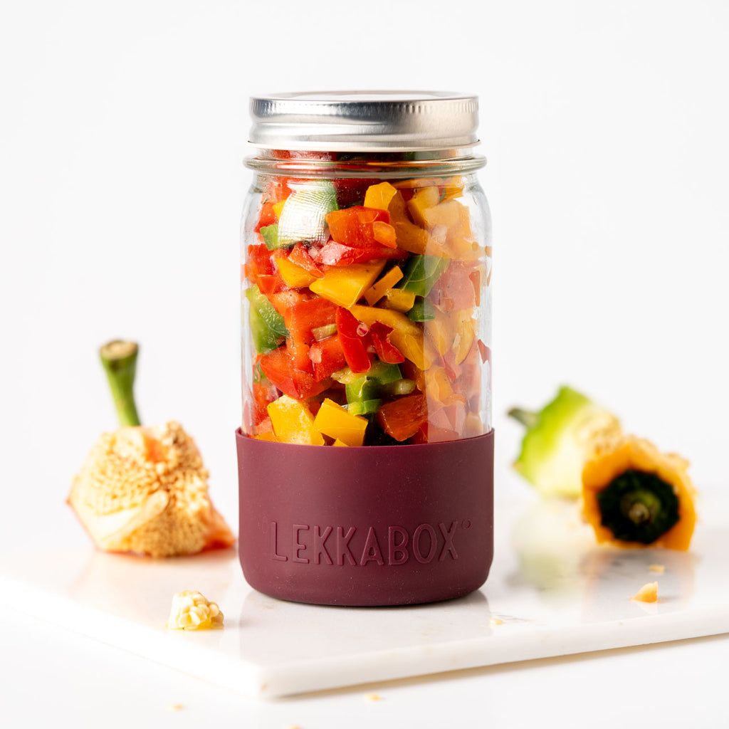LEKKABOX Meal Prep – skleněná dóza s víčkem a silikonovým chráničem, 500 ml švestka