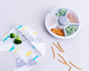 Göbe Snack Spinner - boxík s tlačítkem pro nejmenší s 5 přihrádkami šedý